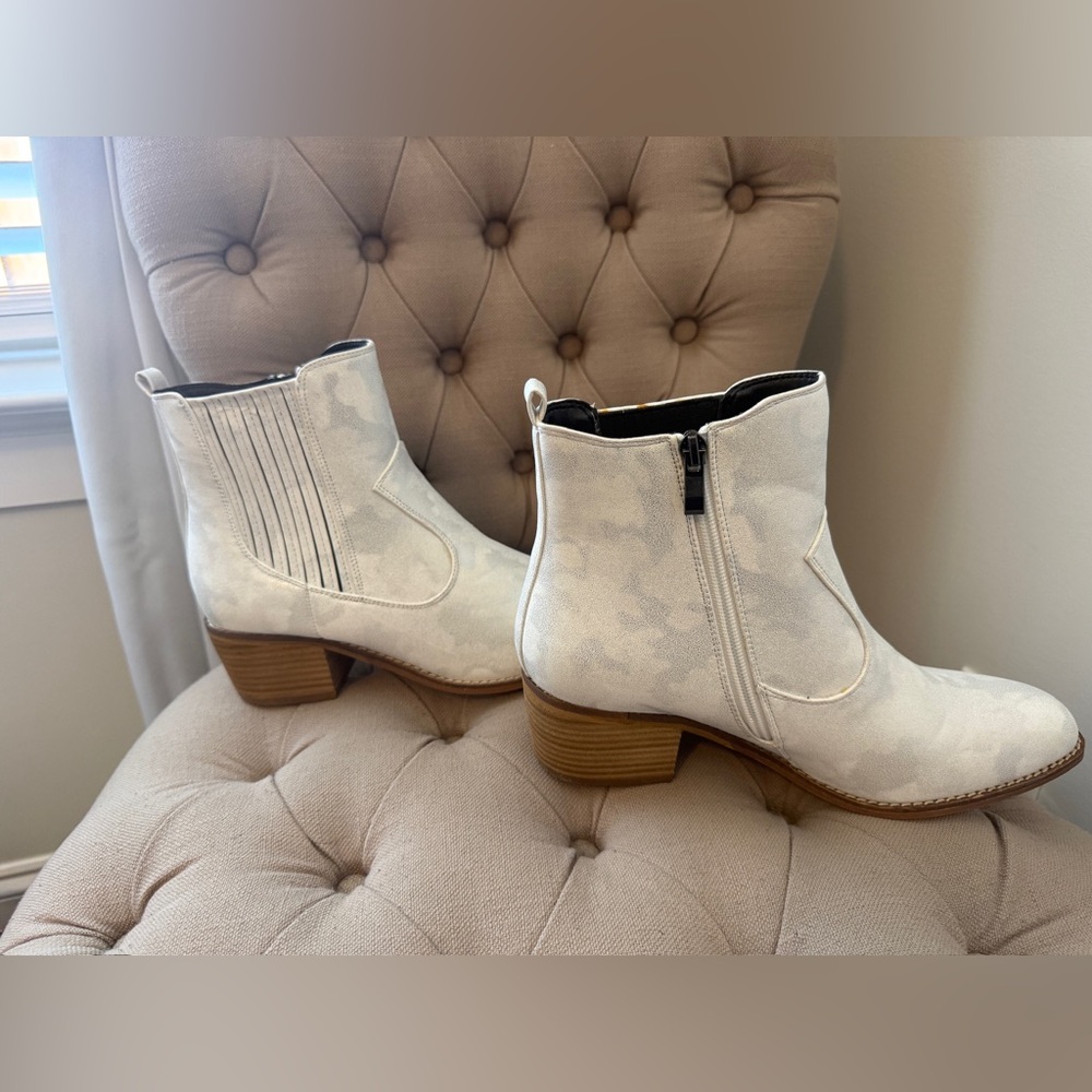 Boutique by Corkys Starboard White Boots - Picture 3 of 10